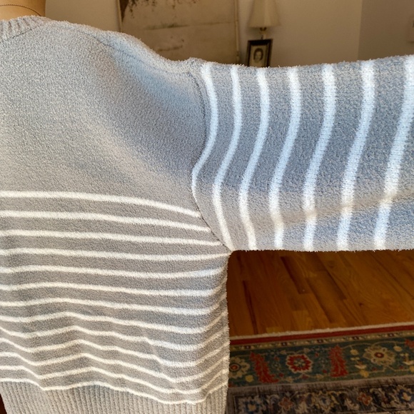 Cozy Gray and White Striped Sweater - Size L - Picture 5 of 8